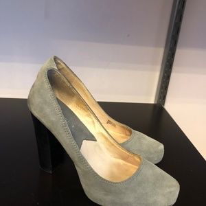 Michael Kors Suede Pumps in Gray